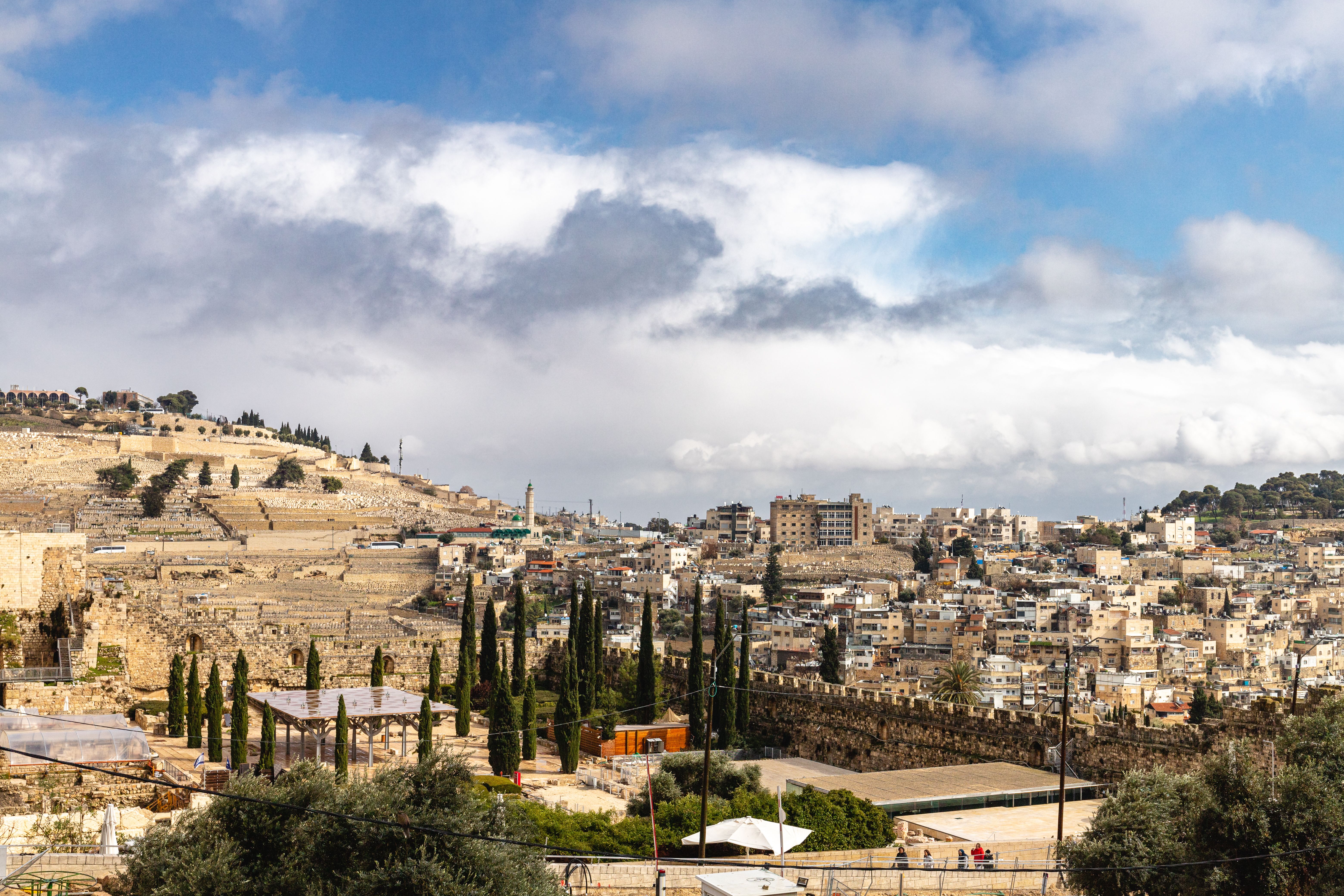 A panoramic view of Jerusalem's historic skyline under a vibrant sky. — Foto: Виктор Соломоник / Pexels