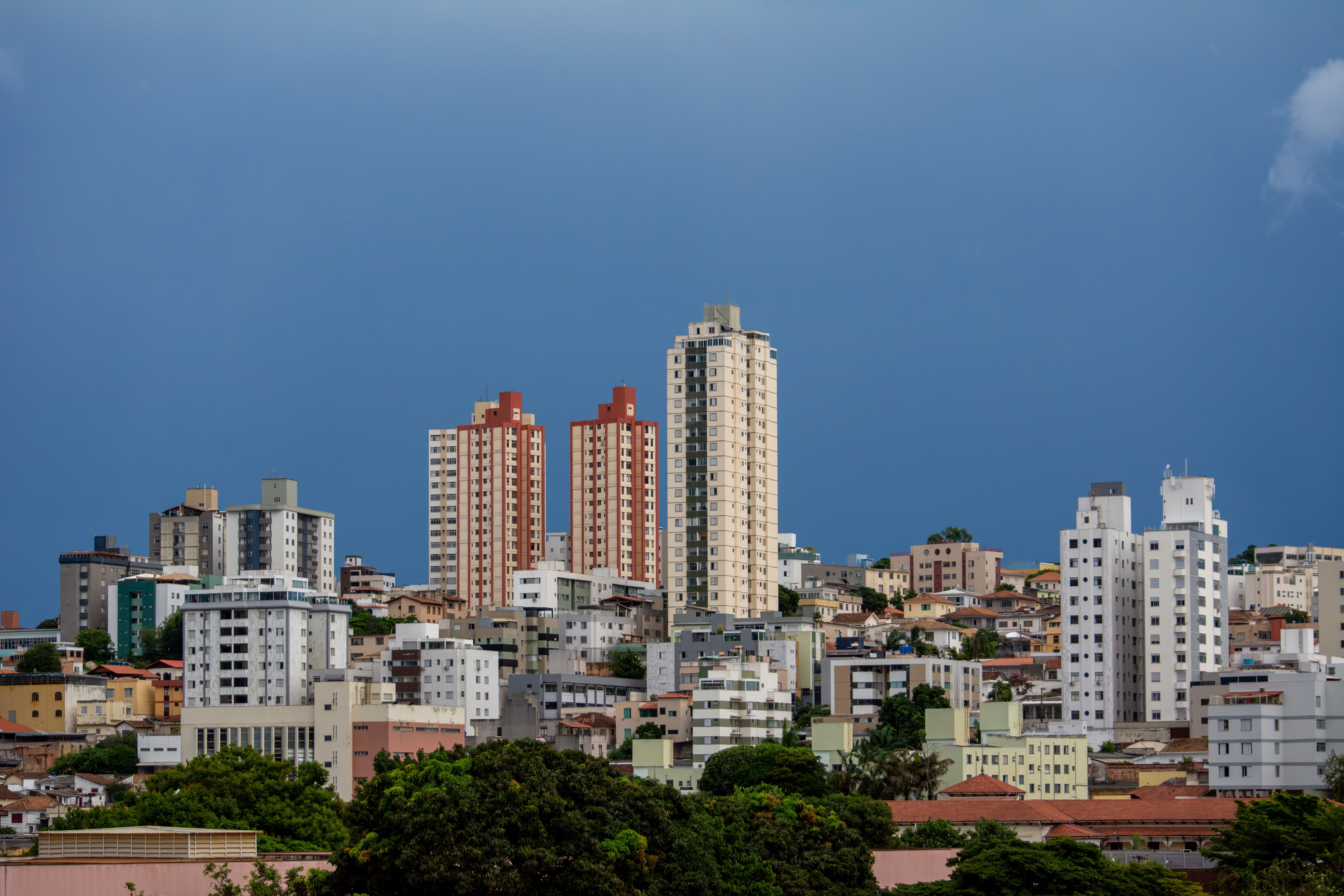 Modern skyline of Belo Horizonte with towering high-rise buildings under a clear blue sky. — Foto: Jerson Martins / Pexels
