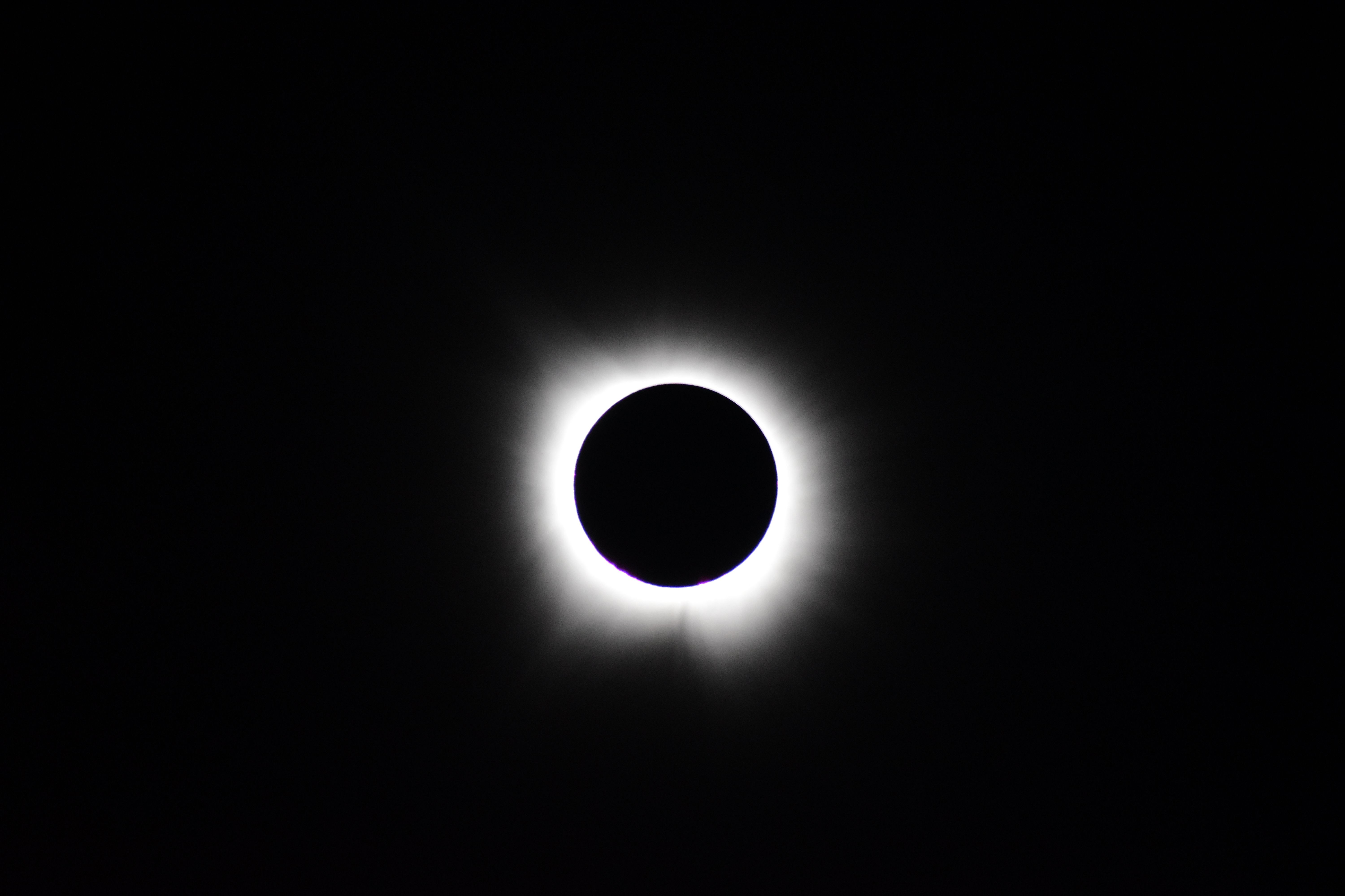 Stunning image of total solar eclipse showing the sun's corona against a dark sky. — Foto: Elizabeth Olson / Pexels