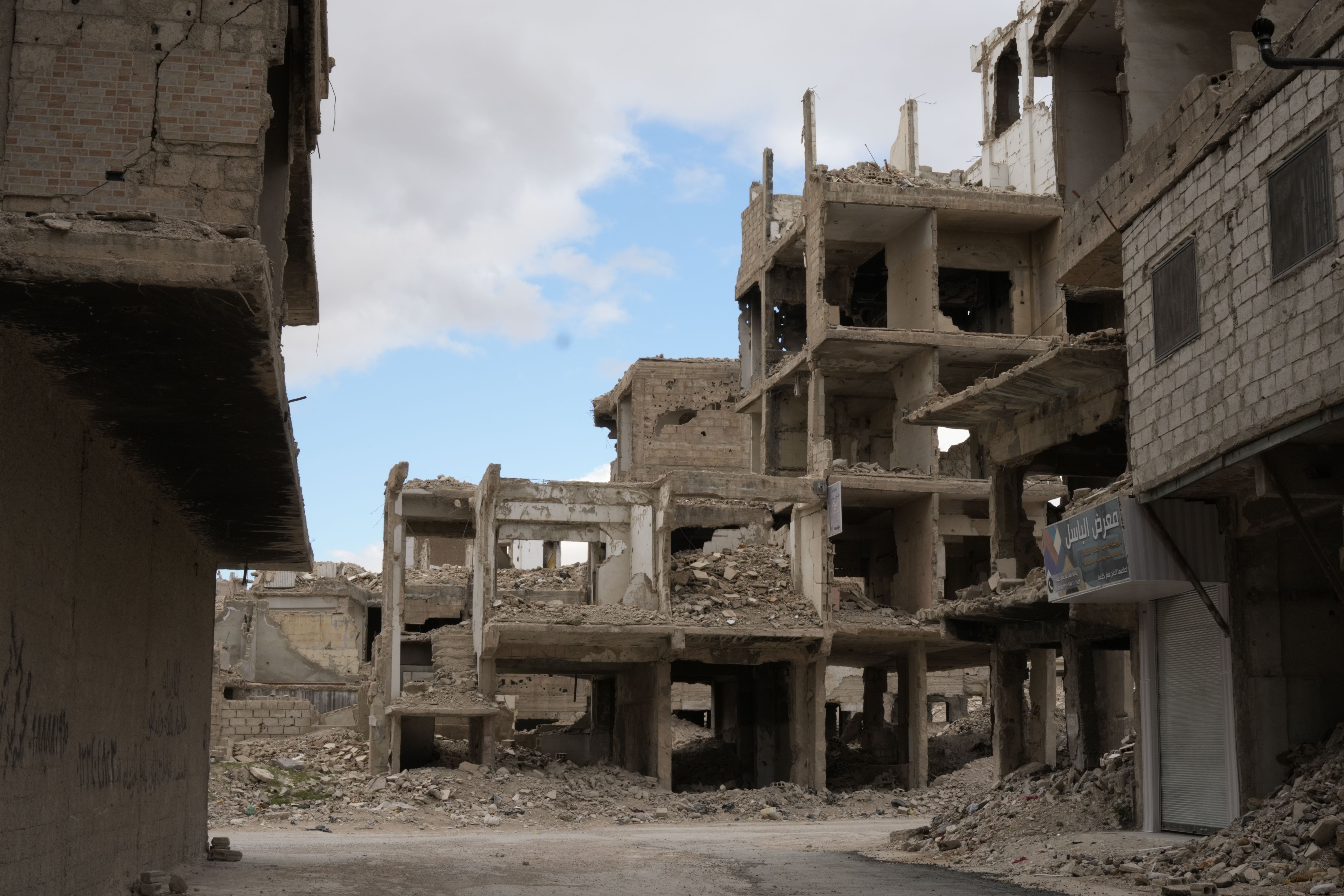 A haunting view of abandoned and destroyed buildings in Damascus, reflecting the impact of conflict. — Foto: Baraa Obied / Pexels