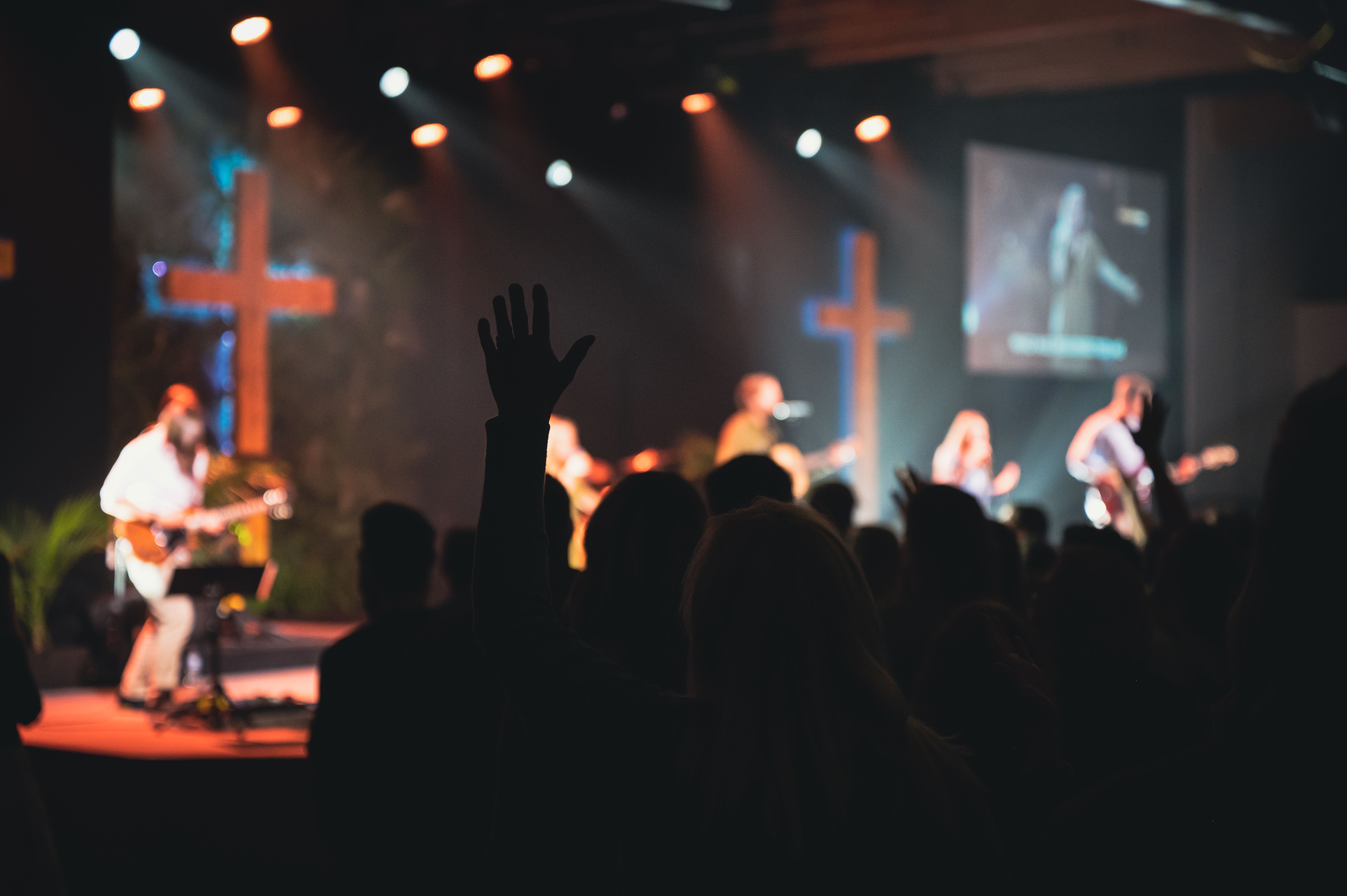 A vibrant church music band performing on stage with guitars and singers. — Foto: Brett Sayles / Pexels